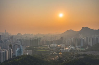 8 Mayıs 2022 Skyline Kowloon 'dan Kowloon Viewing Point gün batımında
