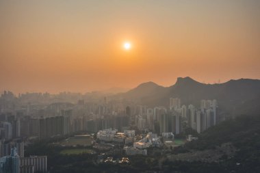 8 Mayıs 2022 Skyline Kowloon 'dan Kowloon Viewing Point gün batımında