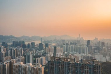 8 Mayıs 2022 Skyline Kowloon 'dan Kowloon Viewing Point gün batımında