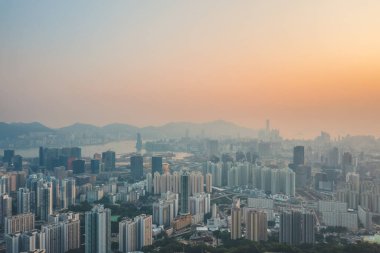 8 Mayıs 2022 Skyline Kowloon 'dan Kowloon Viewing Point gün batımında
