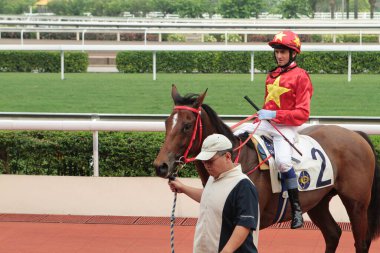 11 Temmuz 2011 'de birçok insan at yarışı kumarı Hong Kong' a yoğunlaştı.