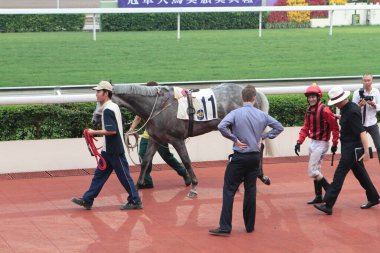 11 Temmuz 2011 'de birçok insan at yarışı kumarı Hong Kong' a yoğunlaştı.