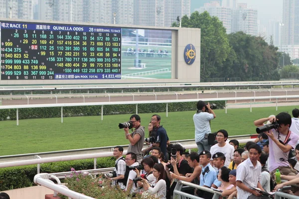Многие Люди Сосредоточены Лошадиных Скачках Азартных Игр Гонконг Июль 2011 — стоковое фото