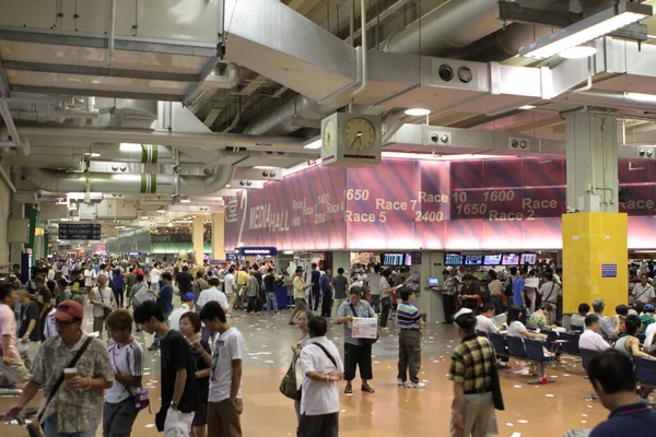Mnoho Lidí Soustředí Dostihy Hazardních Her Hong Kong Červenec 2011 — Stock fotografie