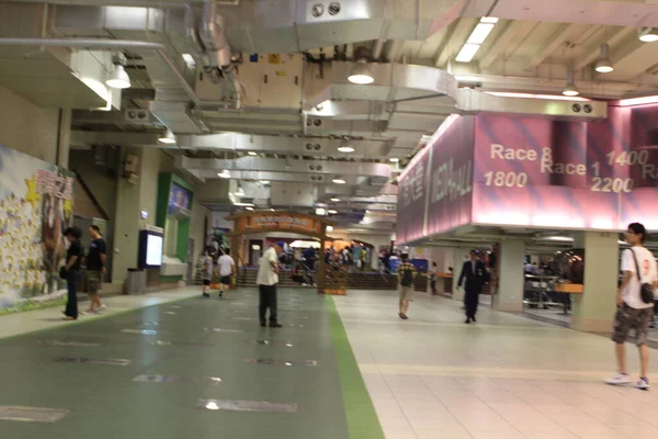 Wiele Osób Koncentruje Się Wyścigach Konnych Hazard Hong Kong Lipca — Zdjęcie stockowe