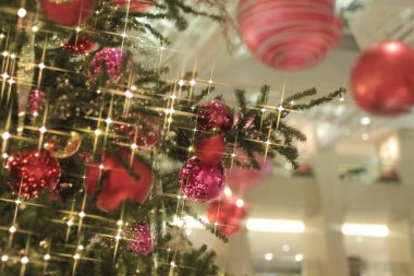 30 Aralık 2011 Chrismtas ağacında asılı kırmızı ve altın renkli parıldayan topun yakın plan fotoğrafı