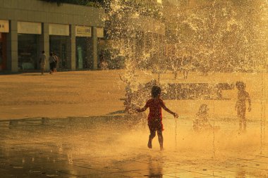 24 Temmuz 2011 'de çocuklar Citygate Fountain, Hk