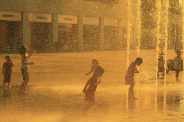24 Temmuz 2011 'de çocuklar Citygate Fountain, Hk
