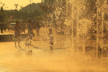 24 Temmuz 2011 'de çocuklar Citygate Fountain, Hk
