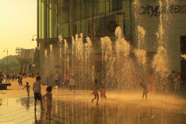 24 Temmuz 2011 'de çocuklar Citygate Fountain, Hk