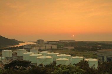 24 Temmuz 2011 Scenic Hill Hong Kong 'daki petrol depolama tankı görüntüsü