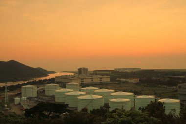 24 Temmuz 2011 Scenic Hill Hong Kong 'daki petrol depolama tankı görüntüsü