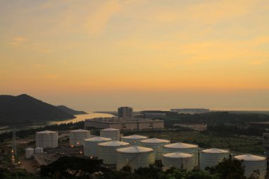 24 Temmuz 2011 Scenic Hill Hong Kong 'daki petrol depolama tankı görüntüsü