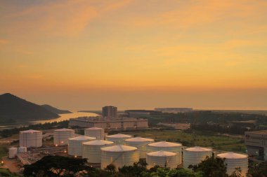 24 Temmuz 2011 Scenic Hill Hong Kong 'daki petrol depolama tankı görüntüsü