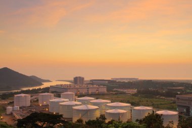 24 Temmuz 2011 Scenic Hill Hong Kong 'daki petrol depolama tankı görüntüsü