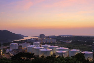 24 Temmuz 2011 Scenic Hill Hong Kong 'daki petrol depolama tankı görüntüsü