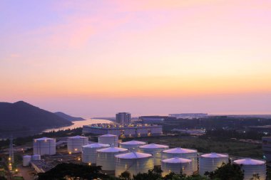 24 Temmuz 2011 Scenic Hill Hong Kong 'daki petrol depolama tankı görüntüsü