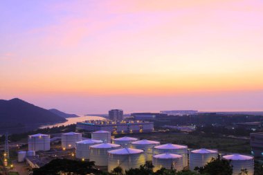 24 Temmuz 2011 Scenic Hill Hong Kong 'daki petrol depolama tankı görüntüsü