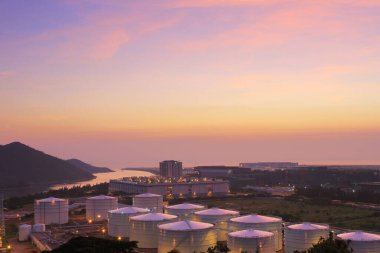 24 Temmuz 2011 Scenic Hill Hong Kong 'daki petrol depolama tankı görüntüsü