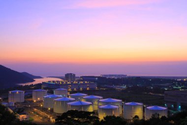 24 Temmuz 2011 Scenic Hill Hong Kong 'daki petrol depolama tankı görüntüsü