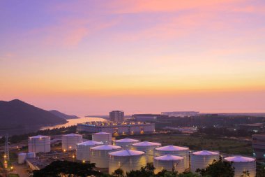 24 Temmuz 2011 Scenic Hill Hong Kong 'daki petrol depolama tankı görüntüsü