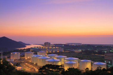 24 Temmuz 2011 Scenic Hill Hong Kong 'daki petrol depolama tankı görüntüsü