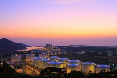 24 Temmuz 2011 Scenic Hill Hong Kong 'daki petrol depolama tankı görüntüsü