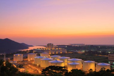 24 Temmuz 2011 Scenic Hill Hong Kong 'daki petrol depolama tankı görüntüsü