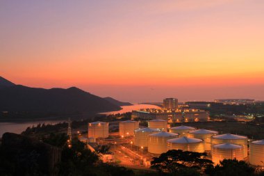 24 Temmuz 2011 Scenic Hill Hong Kong 'daki petrol depolama tankı görüntüsü