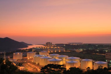 24 Temmuz 2011 Scenic Hill Hong Kong 'daki petrol depolama tankı görüntüsü