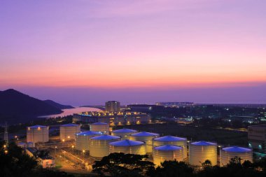 24 Temmuz 2011 Scenic Hill Hong Kong 'daki petrol depolama tankı görüntüsü