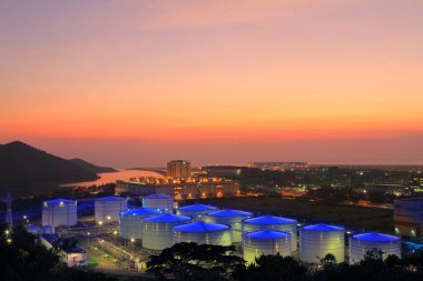 24 Temmuz 2011 Scenic Hill Hong Kong 'daki petrol depolama tankı görüntüsü