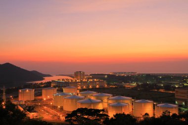 24 Temmuz 2011 Scenic Hill Hong Kong 'daki petrol depolama tankı görüntüsü