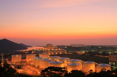 24 Temmuz 2011 Scenic Hill Hong Kong 'daki petrol depolama tankı görüntüsü