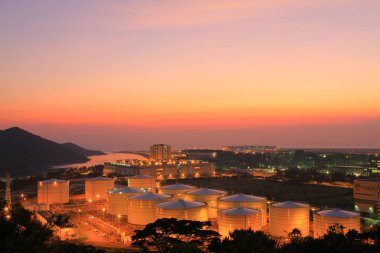 24 Temmuz 2011 Scenic Hill Hong Kong 'daki petrol depolama tankı görüntüsü