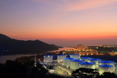 24 Temmuz 2011 Scenic Hill Hong Kong 'daki petrol depolama tankı görüntüsü