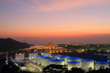 24 Temmuz 2011 Scenic Hill Hong Kong 'daki petrol depolama tankı görüntüsü