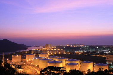24 Temmuz 2011 Scenic Hill Hong Kong 'daki petrol depolama tankı görüntüsü