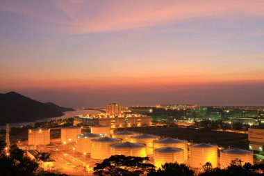 24 Temmuz 2011 Scenic Hill Hong Kong 'daki petrol depolama tankı görüntüsü