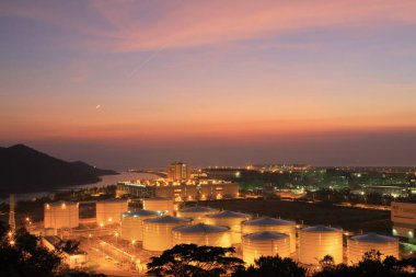 24 Temmuz 2011 Scenic Hill Hong Kong 'daki petrol depolama tankı görüntüsü