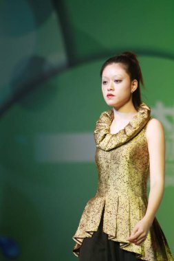 27 Ağustos 2011 Modelleri defilede podyum finalinde yürür