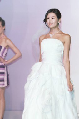 27 Ağustos 2011 Modelleri defilede podyum finalinde yürür