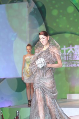 27 Ağustos 2011 Modelleri defilede podyum finalinde yürür