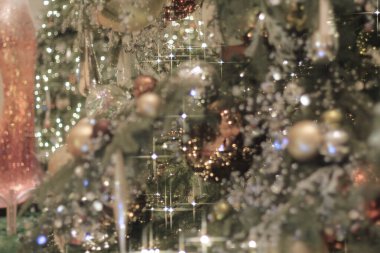 30 Aralık 2011 Chrismtas ağacında asılı kırmızı ve altın renkli parıldayan topun yakın plan fotoğrafı