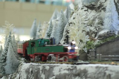 Alışveriş merkezindeki tatil model tren sahnesi.
