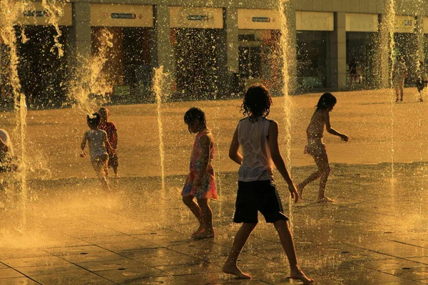 July 2011 Kids Playing Citygate Fountain — Stock Photo, Image