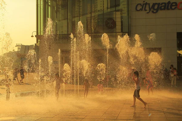 July 2011 Kids Playing Citygate Fountain — Stock Photo, Image