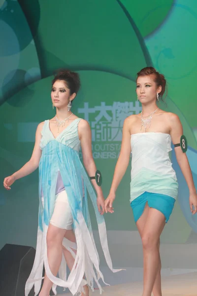 Aug 2011 모델들은 패션쇼에서 피날레를 걷습니다 — 스톡 사진