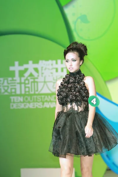 2011年8月27日模特儿在时装表演中走完跑道决赛 — 图库照片