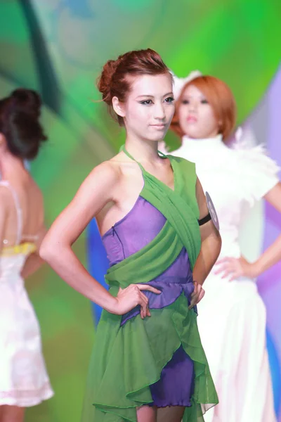 Aug 2011 Modellek Séta Kifutópálya Finálé Divat Show — Stock Fotó